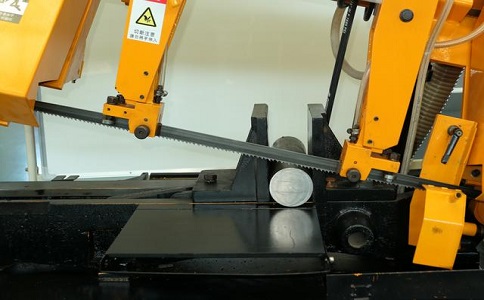 鹤城数控带锯床自动送料精度会出现偏差吗？