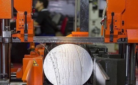 鹤城立式金属带锯床切削出现跑带故障解决方法！